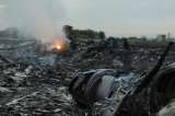 Familiares de las víctimas del avión del Malaysia Airlines llegan al aeropuerto de Kuala Lumpur