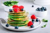 Así se preparan unos “pancakes” de espinaca