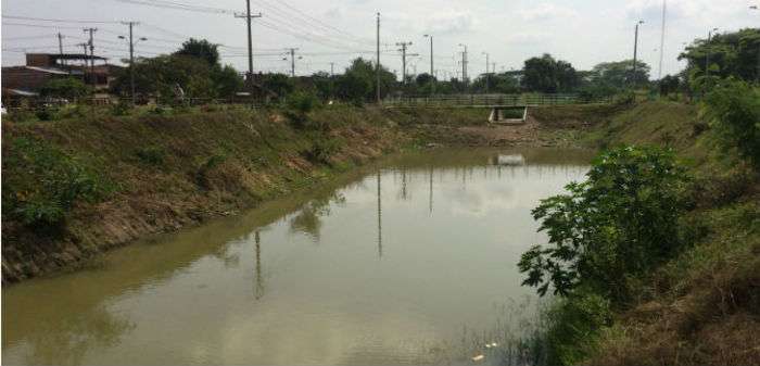 Es común que habitantes de la zona se bañen en el espejo de agua.