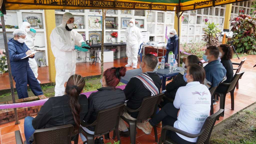 Durante la diligencia de recuperación de los restos, el equipo forense de la Unidad de Búsqueda le explica el paso a paso de este procedimiento a los familiares.