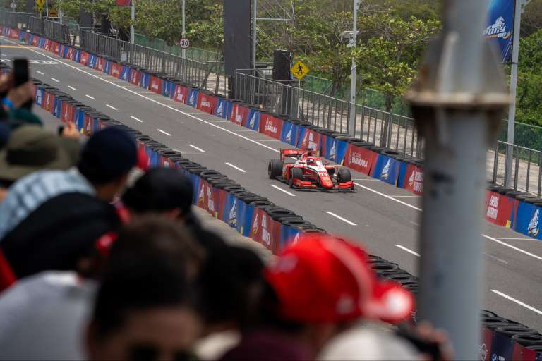 Sebastián Montoya rodando por Barranquilla en su monoplaza de Fórmula 2 del equipo italiano PREMA.