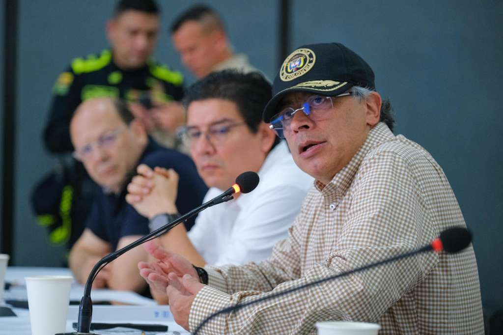 AME3895. MONTERÍA (COLOMBIA), 10/02/2026.- Fotografía cedida por la Presidencia de Colombia del presidente de Colombia, Gustavo Petro, este martes, en Montería (Colombia). Petro denunció un supuesto plan para atentar contra su integridad que le impidió llegar el lunes al departamento caribeño de Córdoba por temor a "un ataque contra el helicóptero" en el que viajaba con sus hijos. EFE/ Presidencia de Colombia /SOLO USO EDITORIAL/ SOLO DISPONIBLE PARA ILUSTRAR LA NOTICIA QUE ACOMPAÑA (CRÉDITO OBLIGATORIO)
