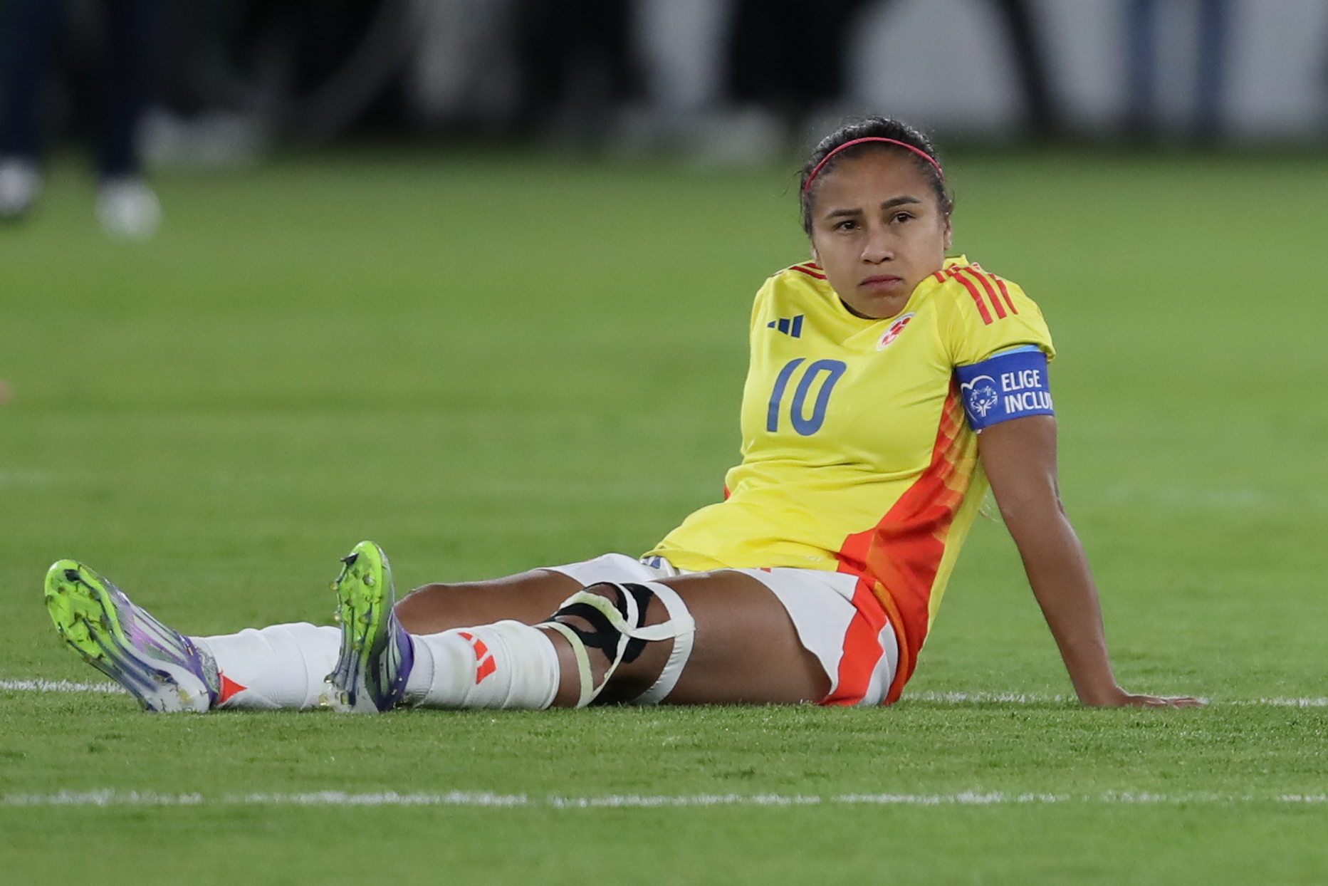 AME7282. QUITO (ECUADOR), 02/08/2025.- Leicy Santos de Colombia reacciona al perder la serie de penaltis este sábado, en la final de la Copa América Femenina entre Colombia y Brasil en el estadio Rodrigo Paz Delgado en Quito (Ecuador). EFE/ Jose Jácome