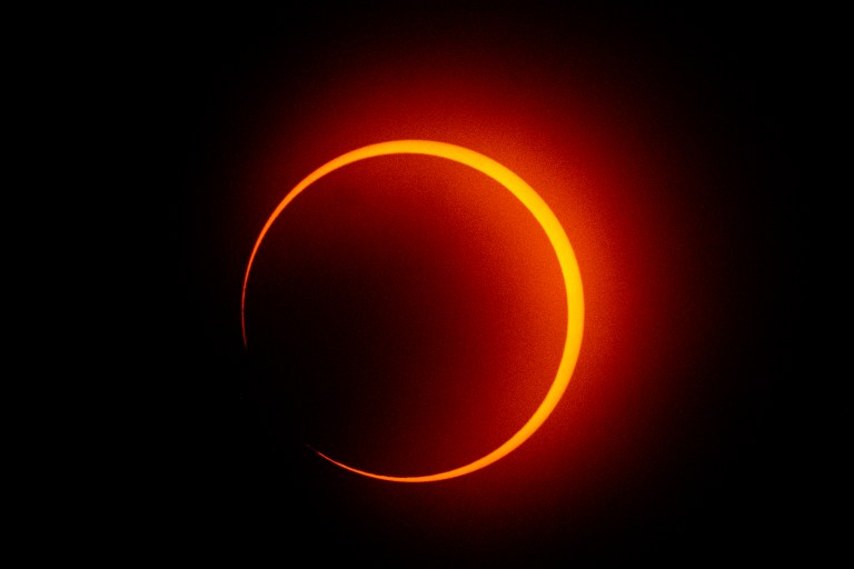 La luna cruza frente al sol durante el eclipse solar anular en Penonomé, Panamá