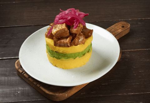 Así puede hacer una causa de chicharrón, una receta fácil y deliciosa