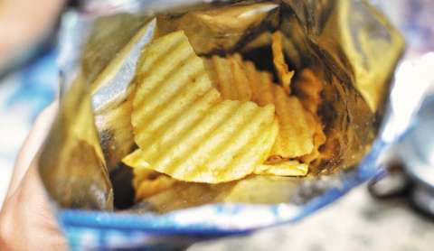 La Unión Europea prohibirá la venta de las papas con sabor a jamón, ¿por qué?