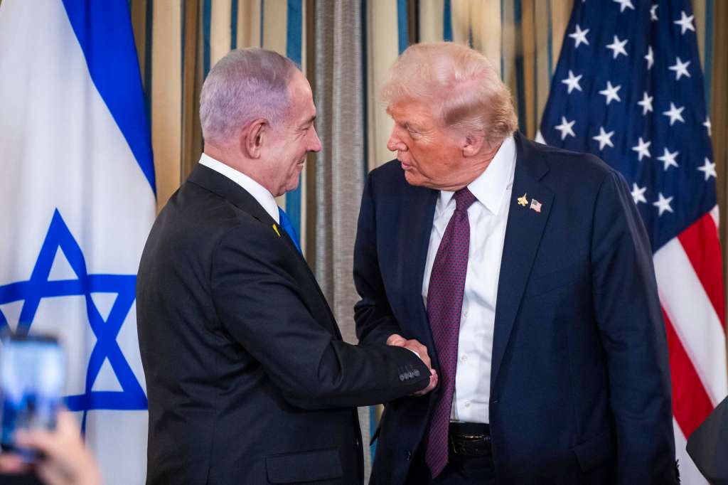 FOTODELDÍA JJL001. WASHINGTON (ESTADOS UNIDOS), 29/09/2025.- El presidente de Estados Unidos, Donald Trump (d), estrecha la mano del primer ministro israelí, Benjamin Netanyahu, durante una rueda de prensa este lunes, en la Casa Blanca en Washington D. C. (Estados Unidos) . En su reunión, Trump presionó a Netanyahu para que aceptara un acuerdo de paz que pusiera fin a la guerra en curso de Israel en Gaza y para que Hamás liberara a los rehenes que aún permanecían en su poder. EFE/EPA/ Jim Lo Scalzo / Pool