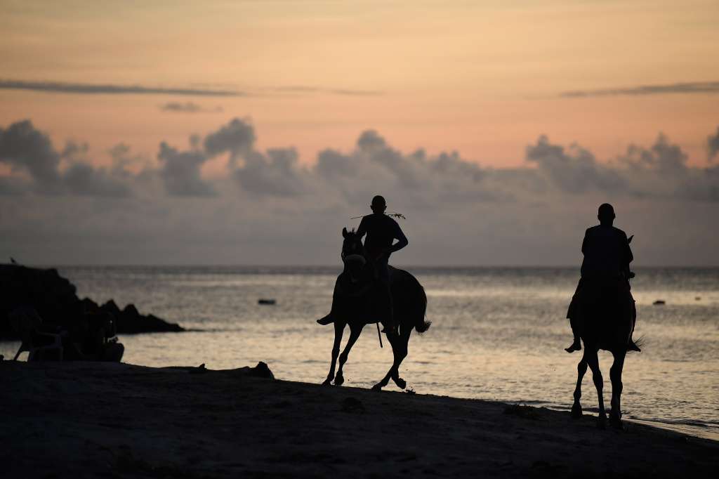 Recorrido por este sitio turístico de Colombia, varios aspectos: Playas, turistas, motos acuática, habitantes.