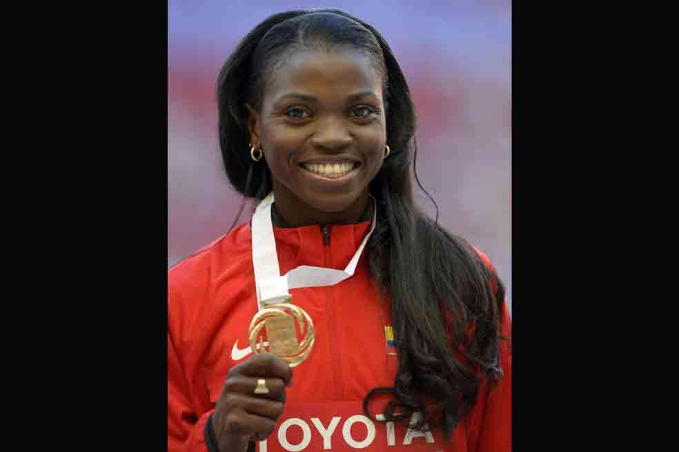 La colombiana por fin pudo lucir orgullosa su medalla de oro. / EFE