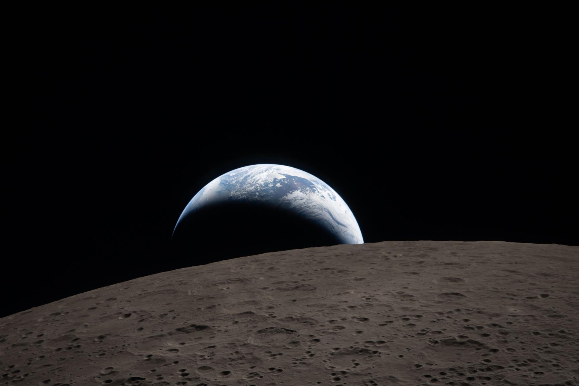 SPACE (---), 07/04/2026.- A handout picture made available by the National Aeronautics and Space Administration (NASA) shows Earthset captured through the Orion spacecraft window at 6:41 p.m. EDT, 06 April 2026, during the Artemis II crew's flyby of the Moon. In the foreground, Ohm crater has terraced edges and a flat floor interrupted by central peaks. EFE/EPA/NASA / HANDOUT HANDOUT EDITORIAL USE ONLY/NO SALES