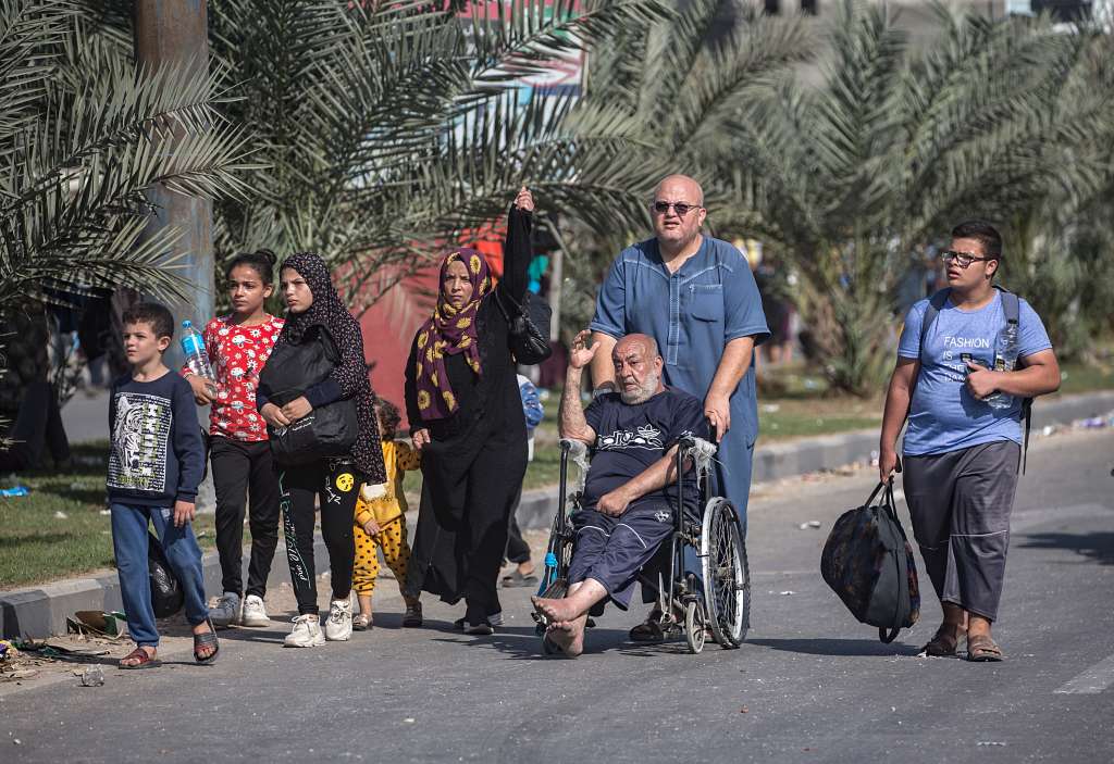 Gaza (---), 09/11/2023.- Palestinians evacuating to the southern Gaza Strip, make their way along Salah al-Din Street in Bureij, 09 November 2023. More than 10,500 Palestinians and at least 1,400 Israelis have been killed, according to the Israel Defense Forces (IDF) and the Palestinian health authority, since Hamas militants launched an attack against Israel from the Gaza Strip on 07 October, and the Israeli operations in Gaza and the West Bank which followed it. EFE/EPA/HAITHAM IMAD