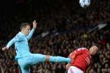 Santiago Arias jugó todo el partido en empate del PSV con el United