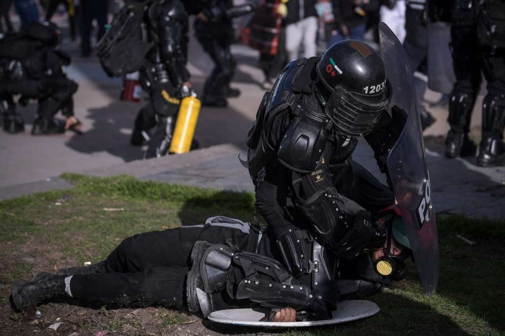 Durante las arremetidas del Esmad se hicieron varias capturas, aunque defensores de derechos humanos denunciaron excesos de la fuerza durante las intervenciones.