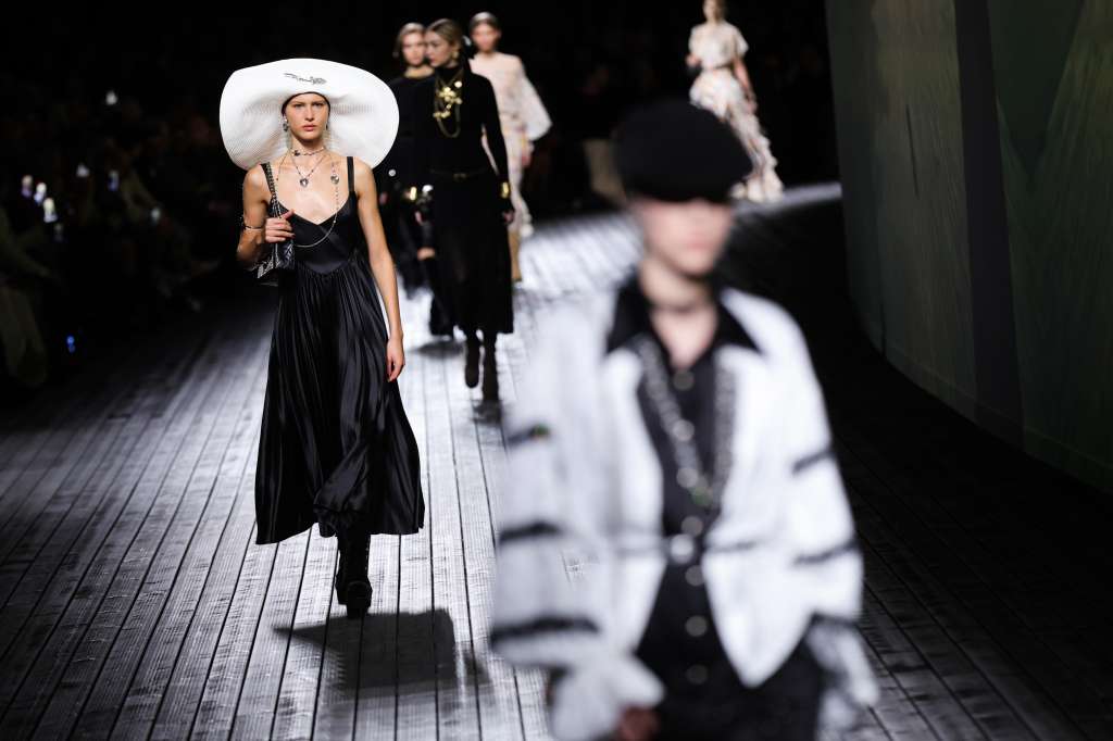 Paris (France), 05/03/2024.- Models present creations from the Fall/Winter 2024/2025 Womenswear Collection by Chanel during the Paris Fashion Week, in Paris, France, 05 March 2024. The presentation of the Women's collections runs from 25 February to 5 March 2024. (Moda, Francia) EFE/EPA/TERESA SUAREZ