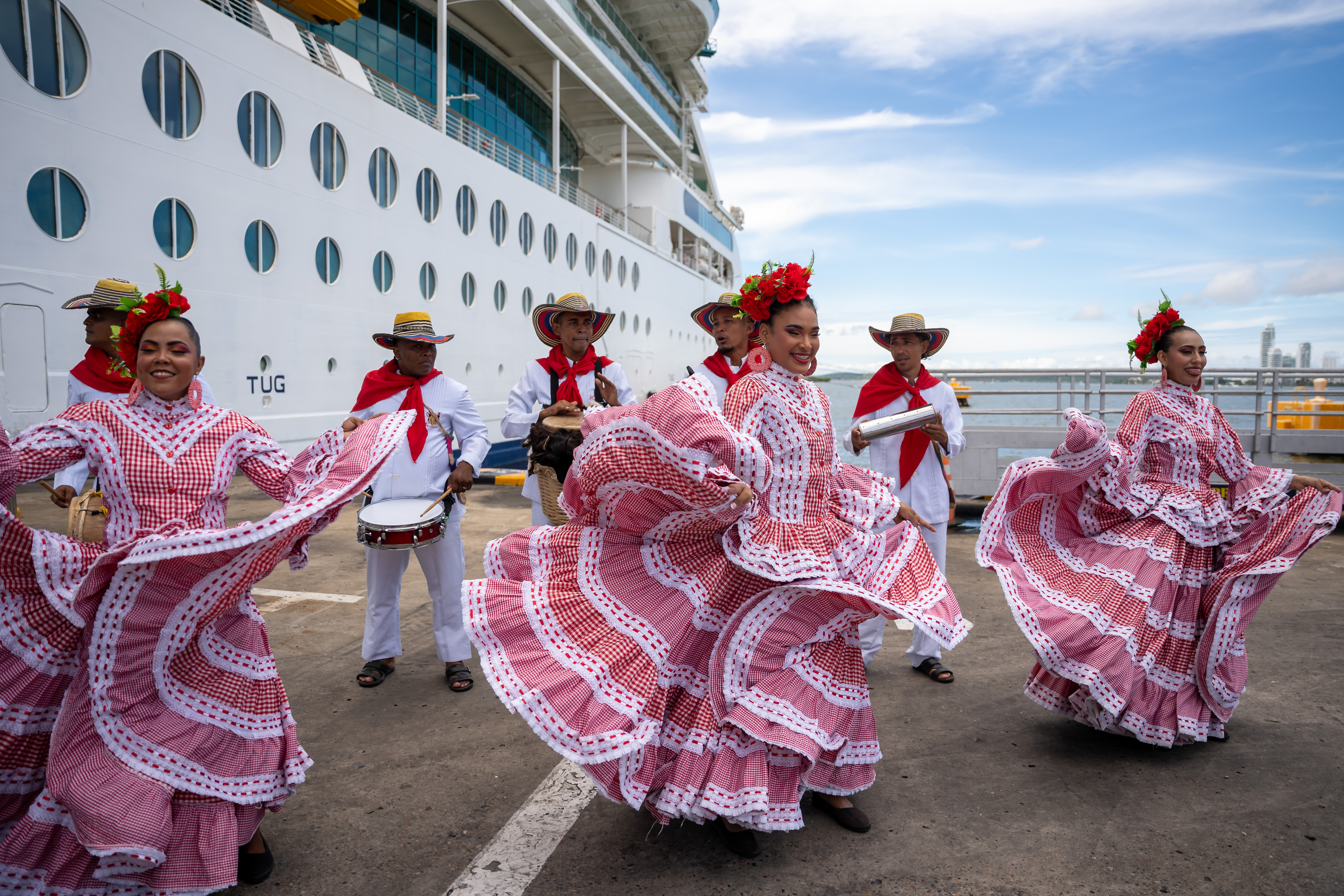 Hasta abril de 2026, los viajeros pueden disfrutar de cruceros de siete noches con salidas desde Cartagena o Colón (Panamá). Puerto de Cartagena, crucero Royal Caribbean