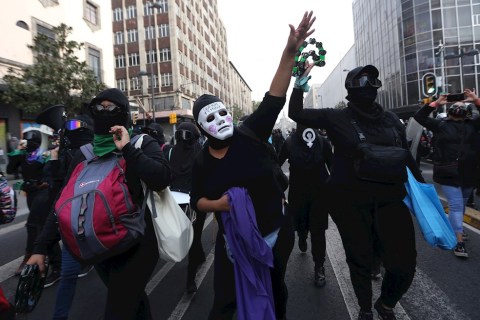 Así protestaron mujeres contra candidato oficialista señalado de violación en México