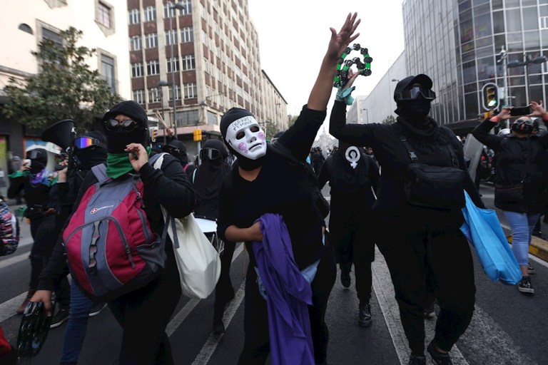 Vestidas de negro y encapuchadas, decenas de manifestantes llegaron hasta las inmediaciones del Palacio Nacional para exigir al mandatario mexicano, Andrés Manuel López Obrador, y a su partido Morena que cierren el paso a la aspiración de Félix Salgado.