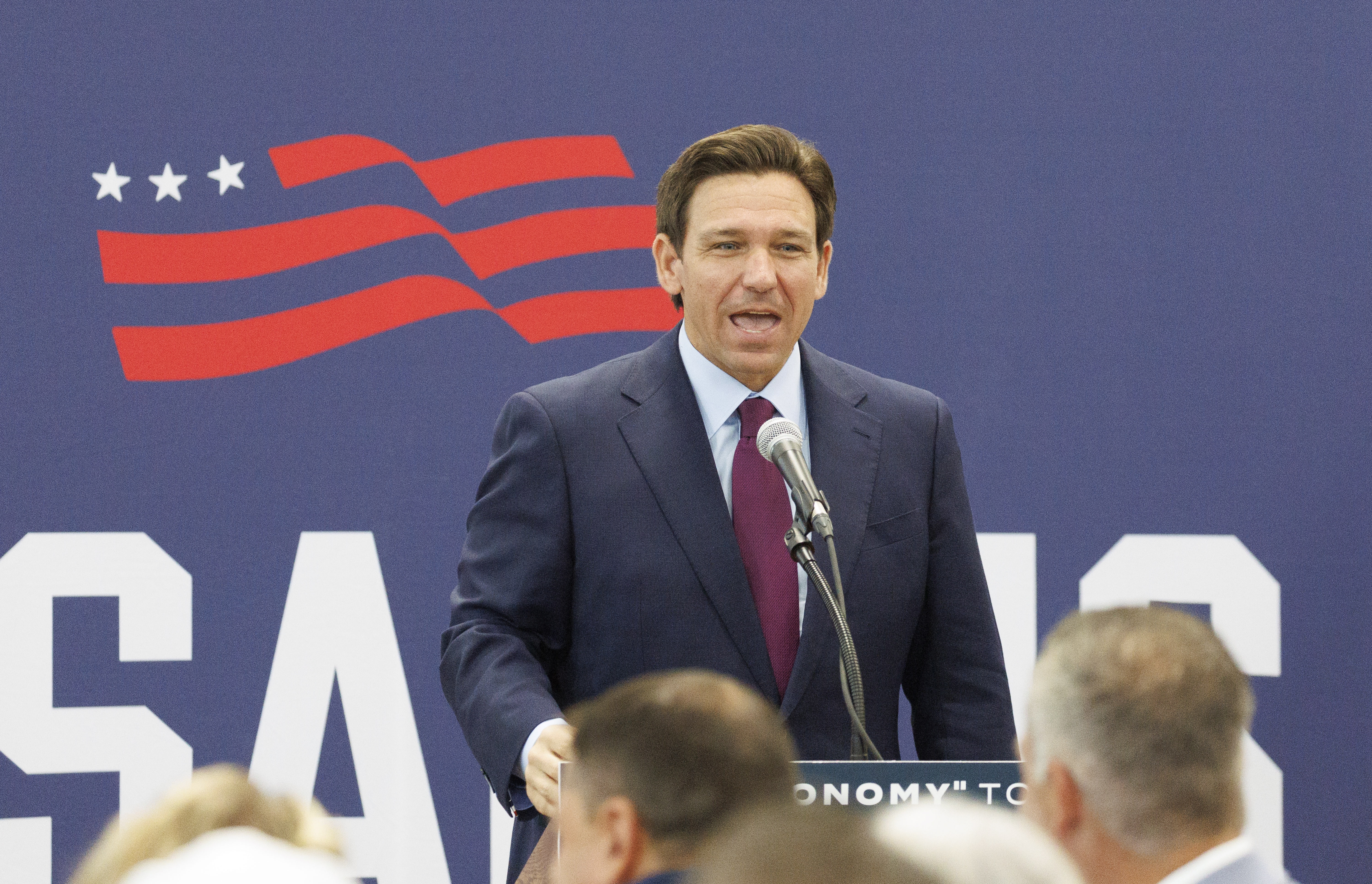 Rochester (United States), 31/07/2023.- Republican candidate for President, Florida Governor Ron DeSantis delivers a speech at the package and delivery corporation, Prep Partners Group, in Rochester, New Hampshire, USA, 31 July 2023. Desantis, on a multiple day campaig trip to New Hamsphire, delivered his plan for making financially independent United States from other countries including China. (Estados Unidos) EFE/EPA/CJ GUNTHER