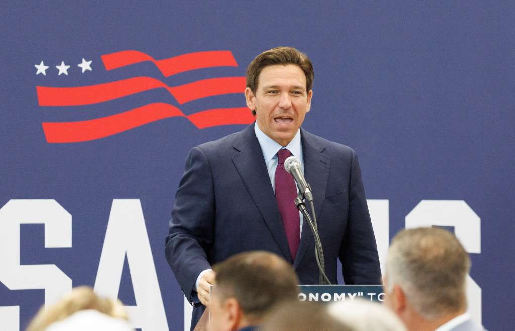 Rochester (United States), 31/07/2023.- Republican candidate for President, Florida Governor Ron DeSantis delivers a speech at the package and delivery corporation, Prep Partners Group, in Rochester, New Hampshire, USA, 31 July 2023. Desantis, on a multiple day campaig trip to New Hamsphire, delivered his plan for making financially independent United States from other countries including China. (Estados Unidos) EFE/EPA/CJ GUNTHER
