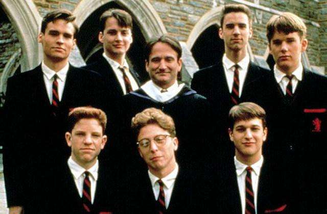 Una de las memorable escenas de La sociedad de los poetas muertos. Al centro, Robin Williams. / Cortesía
