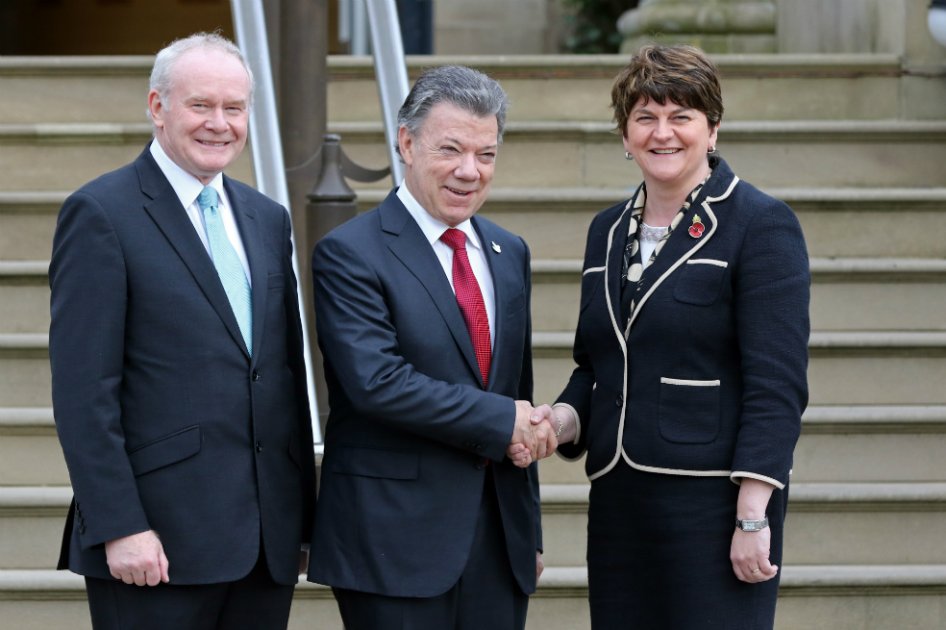 El presidente Juan Manuel Santos durante su encuentro con Arlene Foster (derecha), ministra princial de Irlanda del Norte, y el viceministro Martin McGuinness (izquierda). / AFP