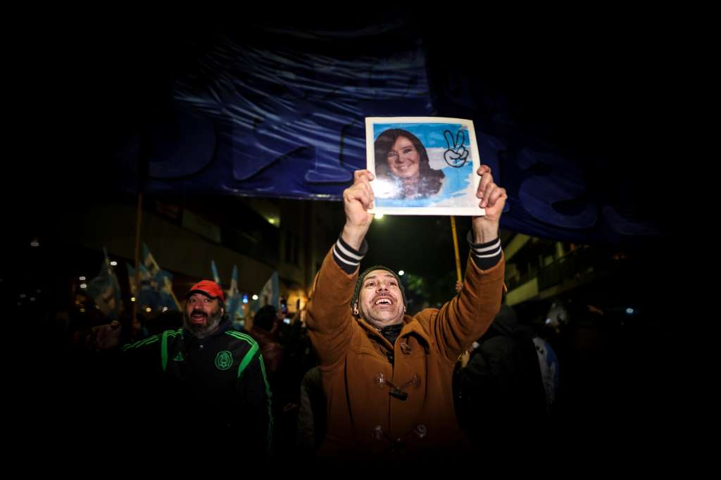 -FOTODELDIA- AME2255. BUENOS AIRES (ARGENTINA), 27/08/2022.- Manifestantes demuestran su apoyo a la vicepresidenta argentina, Cristina Fernández de Kirchner, hoy, en Buenos Aires (Argentina). Un fiscal solicitó una pena de doce años de prisión y la inhabilitación perpetua para ejercer cargos públicos a la vicepresidenta argentina, Cristina Fernández de Kirchner. EFE/ Juan Ignacio Roncoroni