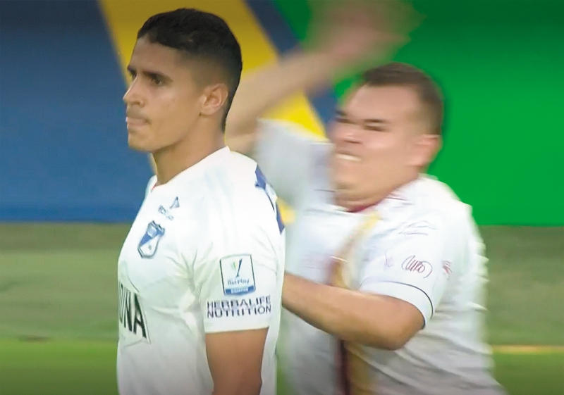 En el partido Tolima vs Millonarios, Alejandro Montenegro sobrepasó las medidas de seguridad del Estadio Manuel Murillo Toro y agredió al jugador Daniel Cataño en Ibagué.
