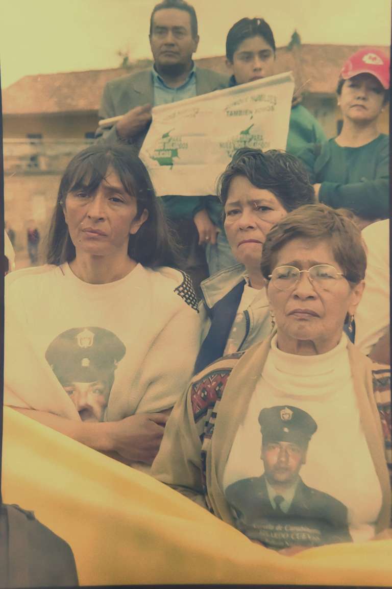 La movilización de familias enteras fue una de las características de Asfamipaz. Además de tomarse las calles, las iglesias y dependencias oficiales, iban de madrugada a las emisoras de cobertura nacional para enviar mensajes a sus seres queridos.