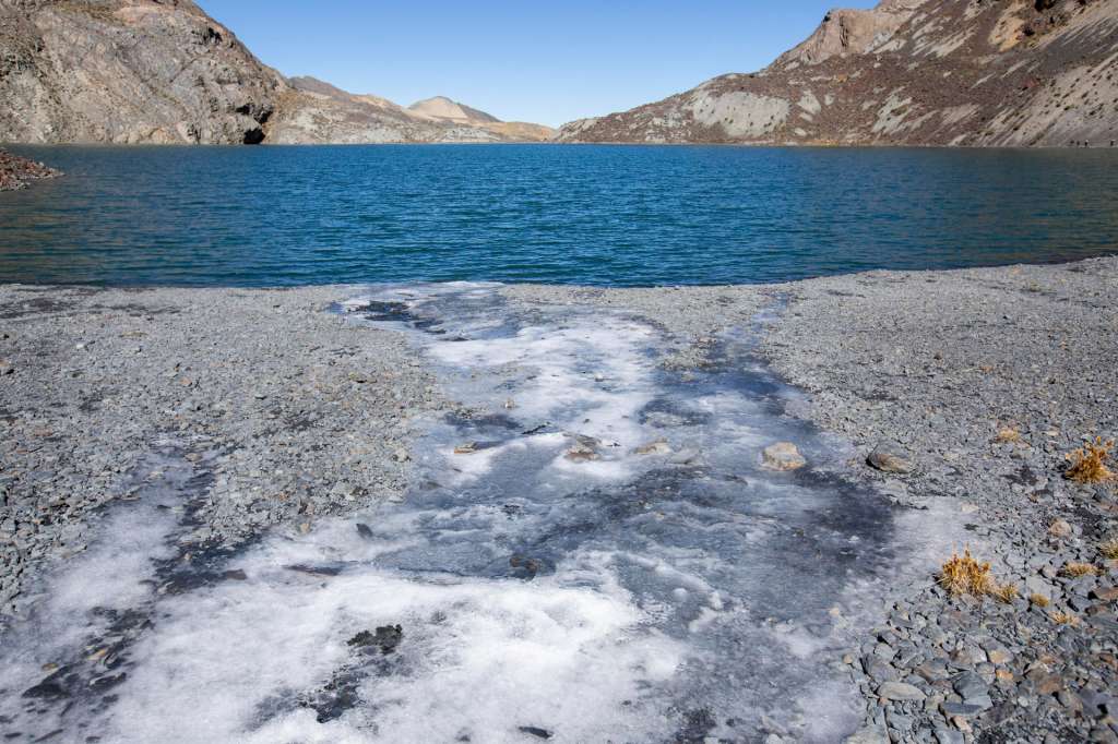 AME7749. PUCARANI (BOLIVIA), 22/06/2025.- Fotografía de la laguna glacial Ventanani este sábado, en Pucarani (Bolivia). La caminata de exigencia considerada "media" por montañistas esta rodeada de lagunas color turquesa y llega al máximo de su belleza durante el invierno sudamericano. EFE/ Esteban Biba