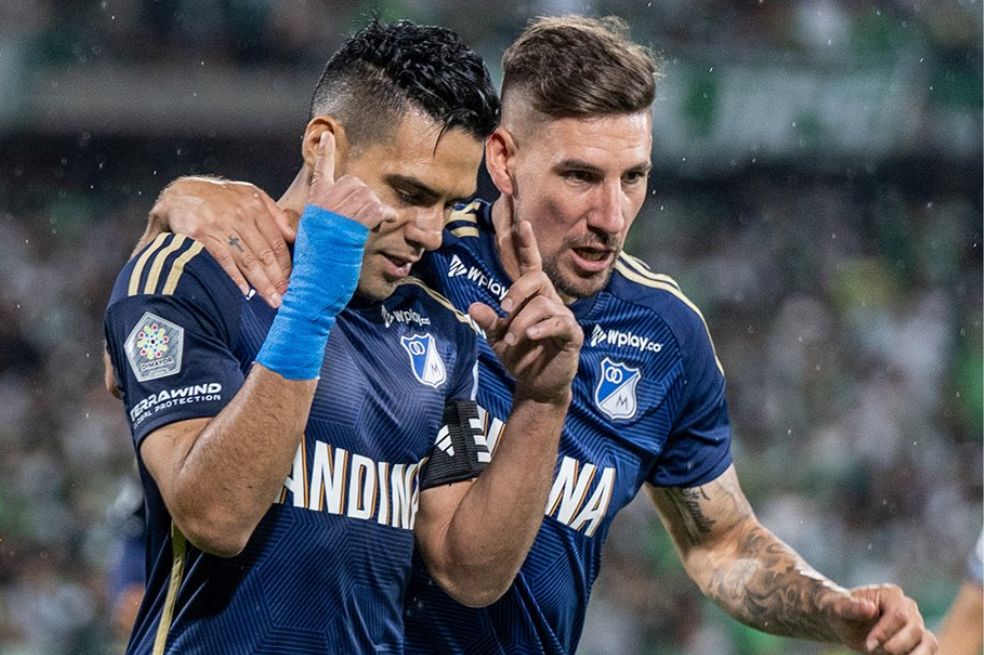 Radamel Falcao García (izq.) anotó el tanto que le dio el empate a Millonarios en un importante juego ante Atlético Nacional.