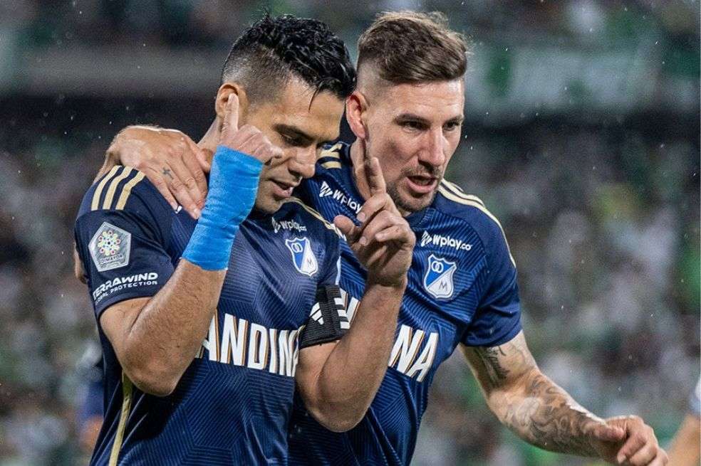 Radamel Falcao García (izq.) anotó el tanto que le dio el empate a Millonarios en un importante juego ante Atlético Nacional.
