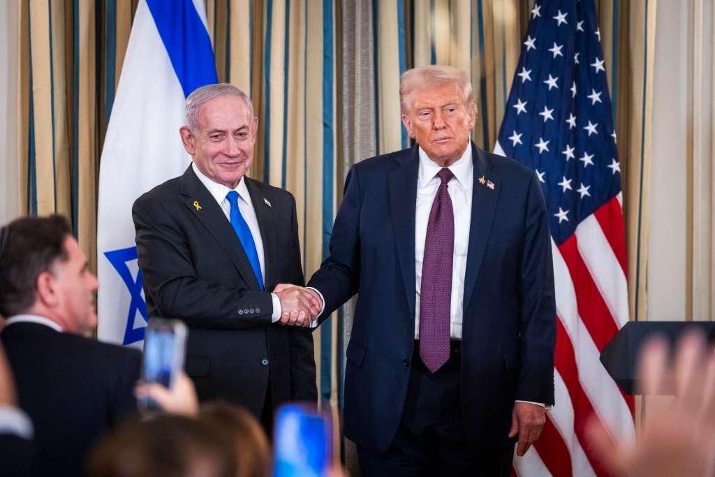 WASHINGTON (United States), 29/09/2025.- US President Donald Trump (R) shakes hands with Israeli Prime Minister Benjamin Netanyahu (L) after they spoke at a press conference in the State Dining Room of the White House in Washington, DC, USA, 29 September 2025. In their meeting, Trump pressed Netanyahu to accept a peace deal to end Israel’s on-going war in Gaza, and for Hamas to free their remaining hostages. EFE/EPA/JIM LO SCALZO / POOL