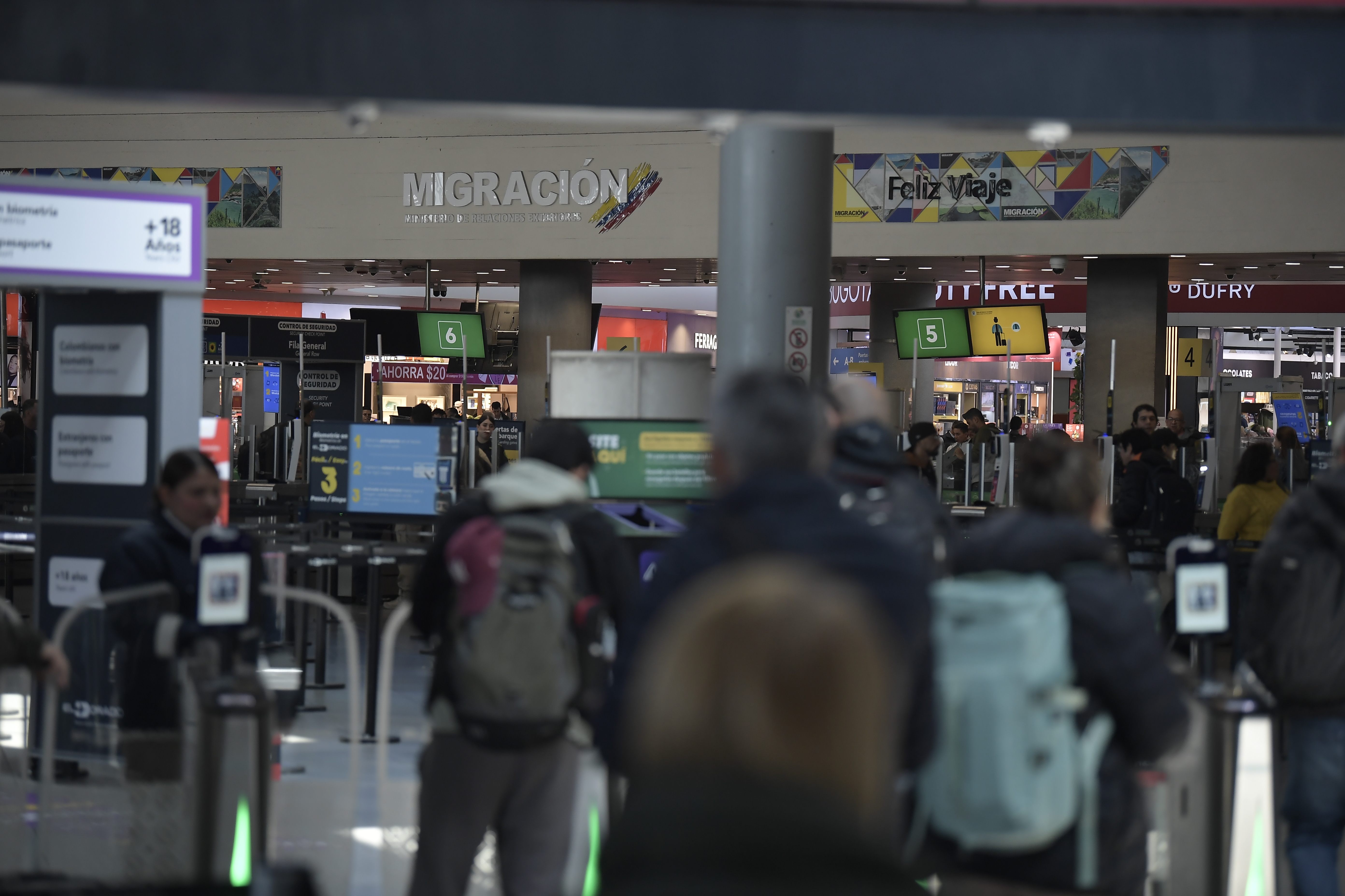 Personal de migración Colombia y viajeros en esta terminal aérea.
