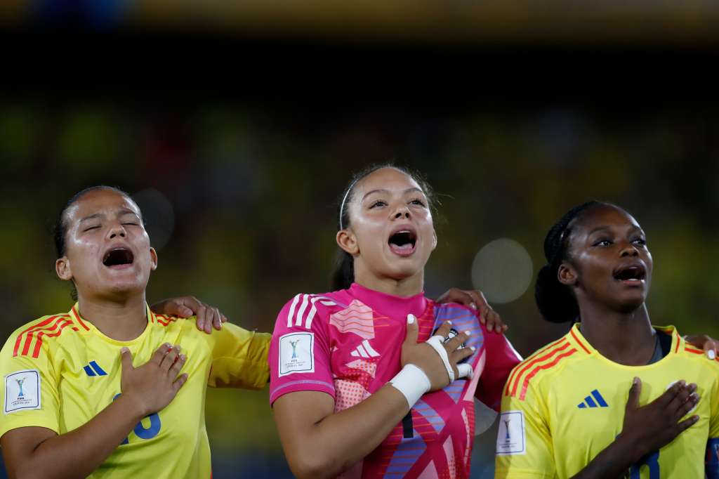 AMDEP6943. CALI (COLOMBIA), 11/09/2024.- Jugadoras de Colombia cantan el himno nacional este miércoles, en un partido de los octavos de final de la Copa Mundial Femenina sub-20 entre las selecciones de Colombia y Corea del Sur en el estadio Pascual Guerrero en Cali (Colombia). EFE/ Ernesto Guzmán Jr.