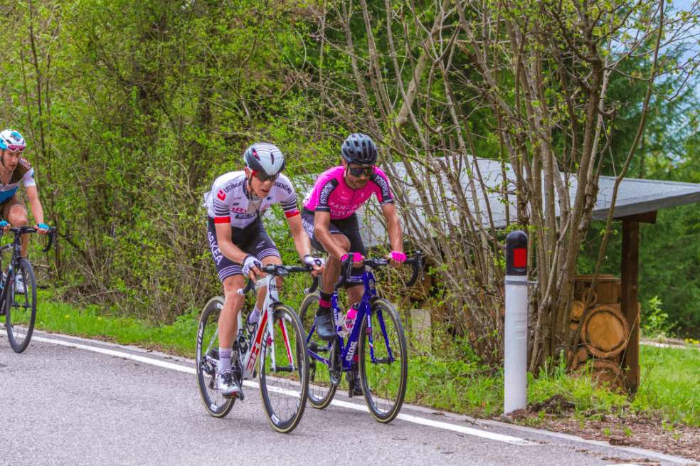 Quintero (dere.) ciclista colombiano. / Team Manzana