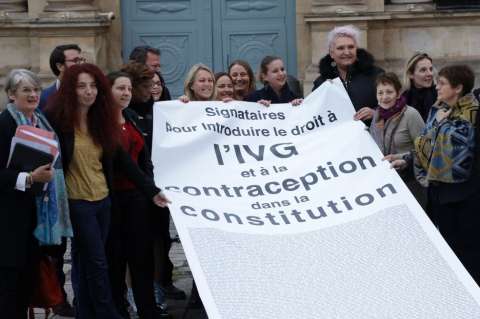 Francia da el primer paso para incluir el derecho al aborto en la Constitución