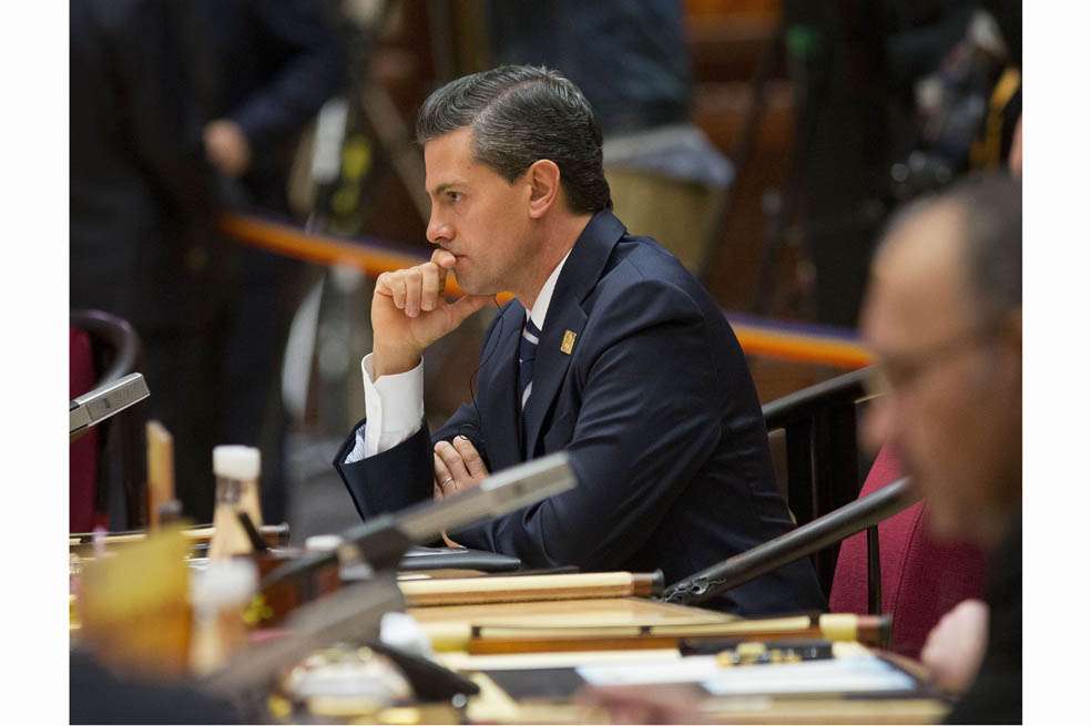 El presidente de México, Enrique Peña Nieto, inicia hoy un viaje a Pekín para participar en una conferencia energética y pospuso su visita a Iguala, donde se presentó la muerte de los estudiantes. / EFE