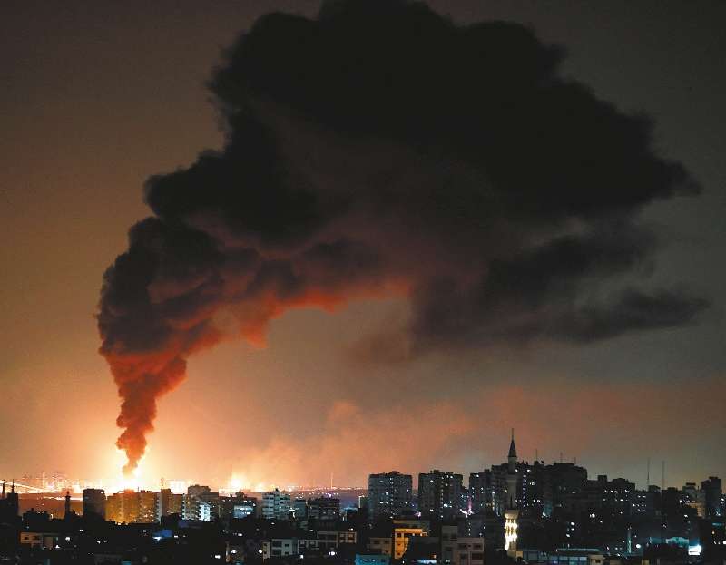 Este martes la cifra de palestinos muertos se elevó a 28, incluidos 10 niños, que resultaron víctimas de los ataques aéreos por parte del ejército israelí; tres mujeres en Israel fallecieron por los cohetes disparados desde Gaza. / AFP / MOHAMMED ABED