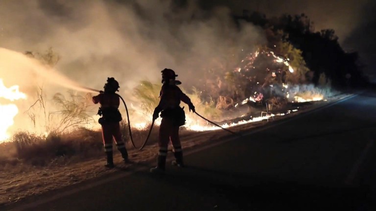 ALMERÍA, 11/07/2026.- Captura de vídeo que muestra a los efectivos de la UME trabajando la pasada noche en el incendio forestal de Los Gallardos (Almería), que ha causado doce fallecidos y una veintena de personas no localizadas hasta el momento. El fuego ha evolucionado durante la noche "relativamente bien dentro de la gravedad y las dimensiones", han indicado fuentes del Plan Infoca. EFE/ UME **SOLO USO EDITORIAL/SOLO DISPONIBLE PARA ILUSTRAR LA NOTICIA QUE ACOMPAÑA (CRÉDITO OBLIGATORIO)***