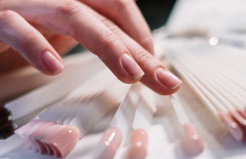 Conoce las “blush nails”, la última tendencia en el mundo de las uñas