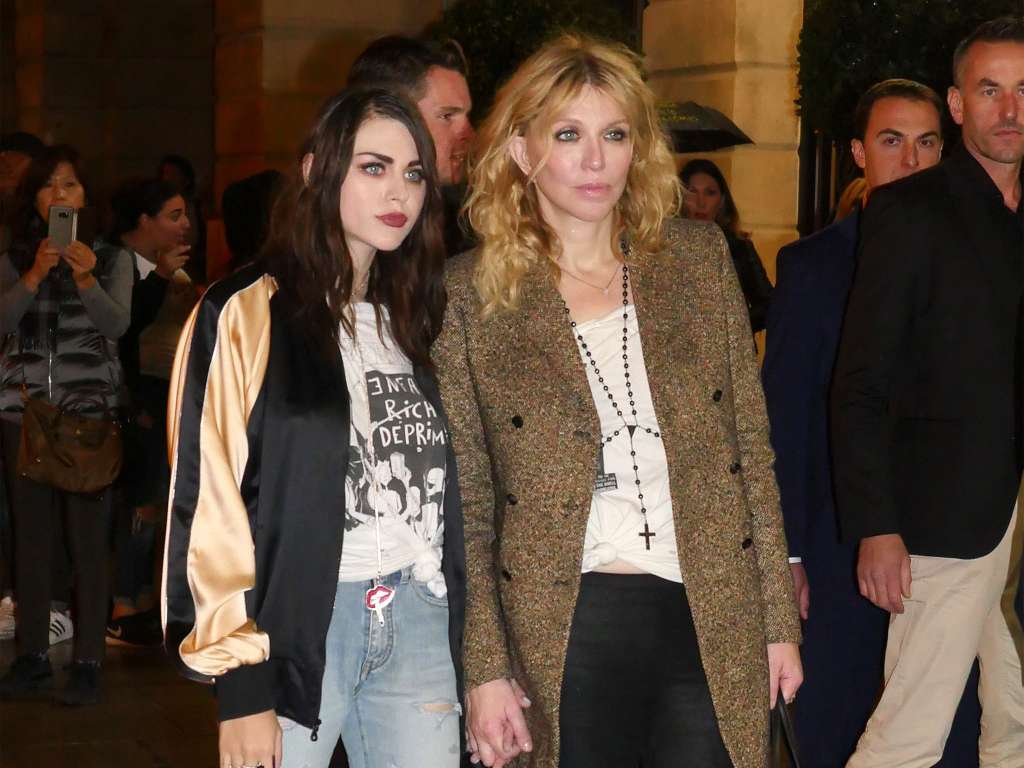 Courtney Love al lado de su hija Frances Cobain.