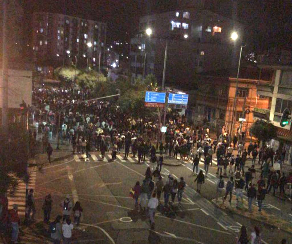 Cientos de personas se movilizaron durante la noche del 5 de mayo en la ciudad de Manizales.