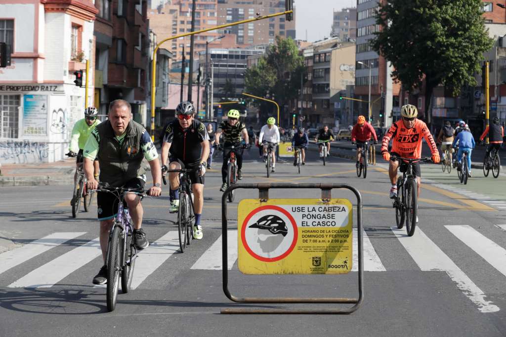 ACOMPAÑA CRÓNICA : COLOMBIA RECREACIÓN AME5502. BOGOTÁ (COLOMBIA), 15/12/2024.- Personas en bicicleta recorren la ciclovía este domingo, en Bogotá (Colombia). Ciclistas, atletas, patinadores y paseantes de la capital colombiana tienen una cita infaltable desde hace 50 años: la ciclovía de los domingos y festivos, que desde 1974 reúne a miles de personas a lo largo de más de 127 kilómetros de recorrido urbano, un espacio que se ha convertido en insignia de Bogotá. EFE/ Carlos Ortega