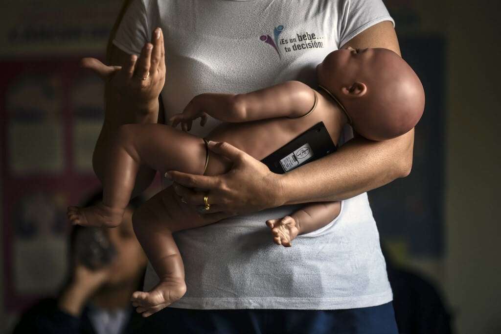 Con ‘bebés robots’ buscan frenar los embarazos adolescentes en Colombia