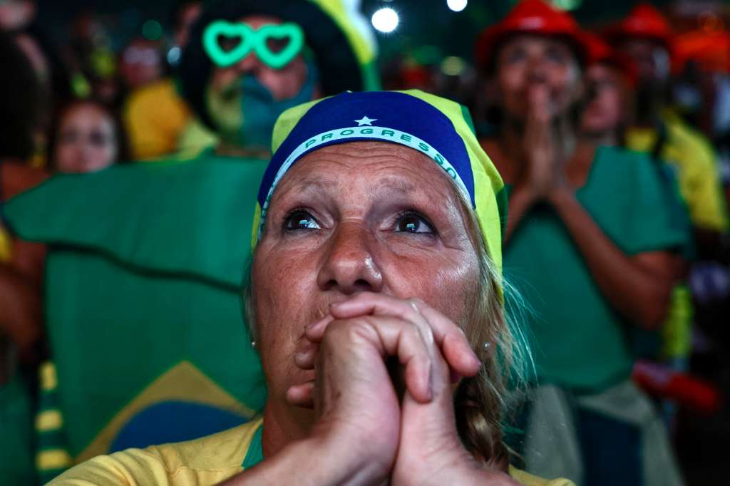 AME1099. RÍO DE JANEIRO (BRASIL), 13/06/2026.- Una aficionada de la selección brasileña observa este sábado el partido entre Brasil y Marruecos en Copacabana, en Río de Janeiro (Brasil). EFE/André Coelho