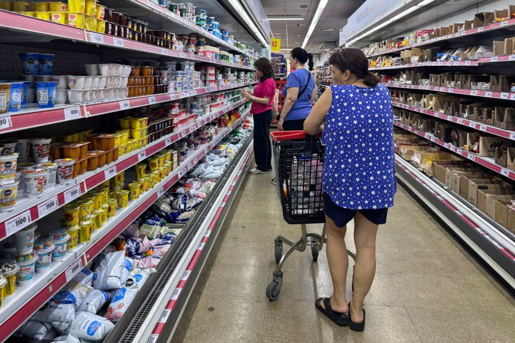 AME4971. BUENOS AIRES (ARGENTINA), 13/01/2026.- Personas hacen compras en un supermercado el 10 de enero de 2026 en Buenos Aires (Argentina). El índice de precios al consumidor (IPC) en Argentina acumuló en 2025 un alza del 31,5 %, desde un salto del 117,8 % en 2024, informó este martes el Instituto Nacional de Estadística y Censos (Indec). EFE/ Juan Ignacio Roncoroni

