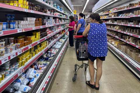 En Argentina, cada vez más personas deben recurrir a préstamos para comprar comida