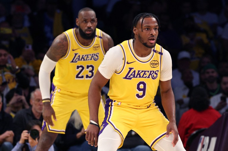LeBron James sumó impresionante récord: primero en jugar con su hijo en la NBA