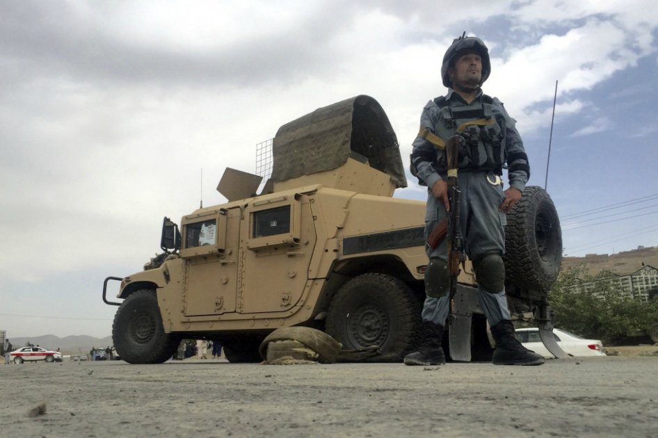Un policía afgano asegura la zona tras el ataque suicida perpetrado contra un autobús de la policía a las afueras de Kabul (Afganistán). / EFE