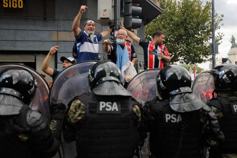 Protesta de jubilados e hinchas desata choques con la policía en Argentina